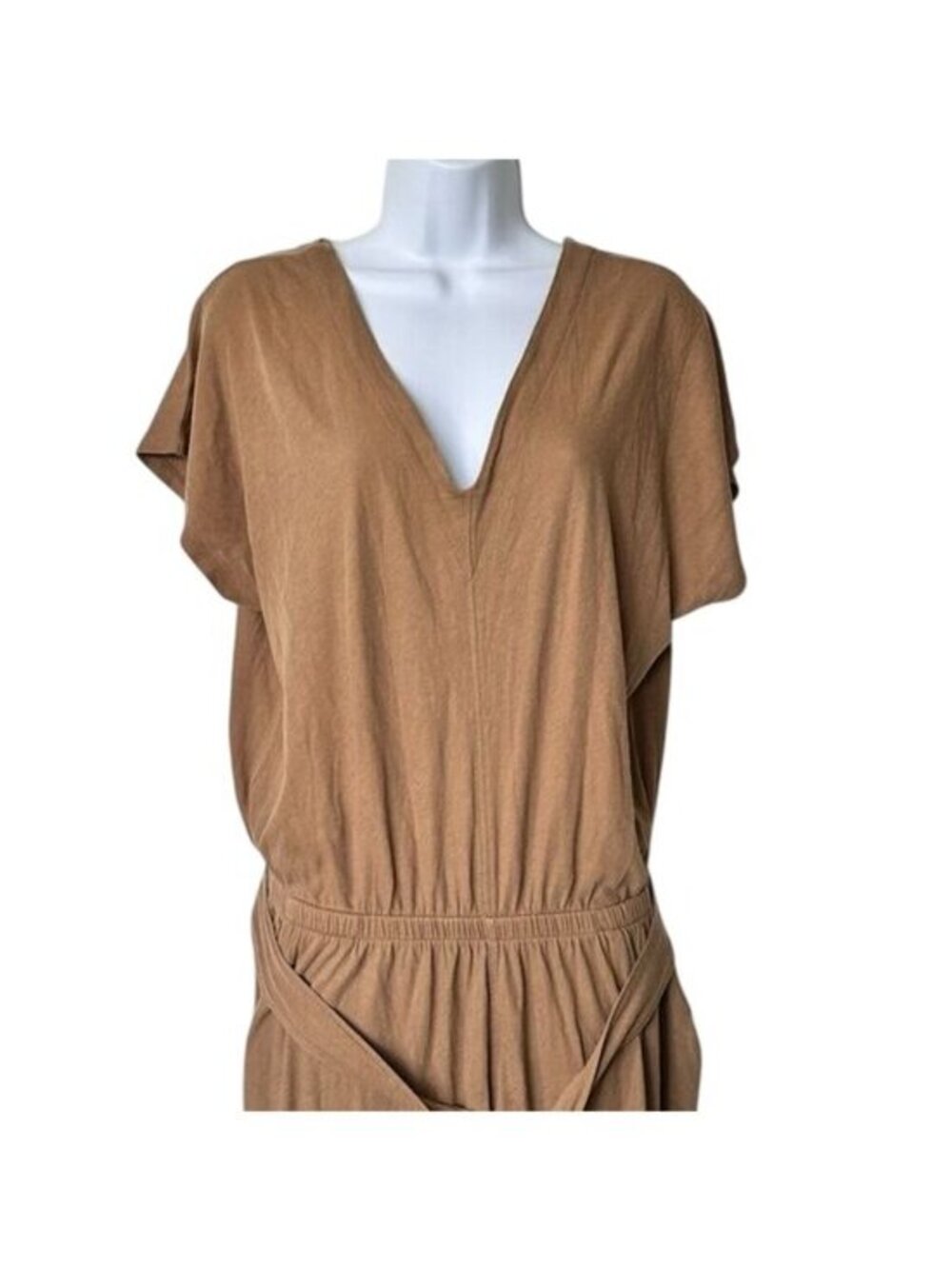 Relaxed V-Neck Camel Jumpsuit with Tie Waist - Picture 4 of 10